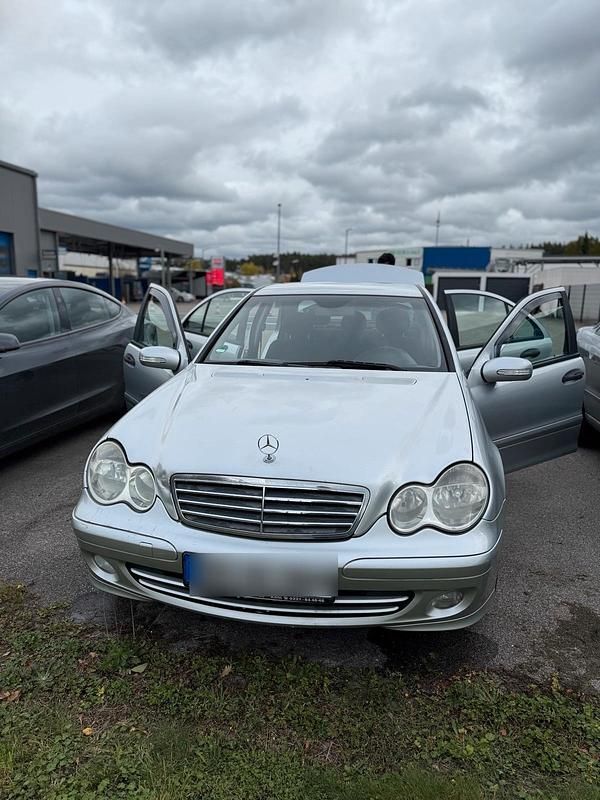 Grau Gebraucht 2004 Mercedes C220 Limousine | 3.650 € (Fairer Preis) - Bild 1/4