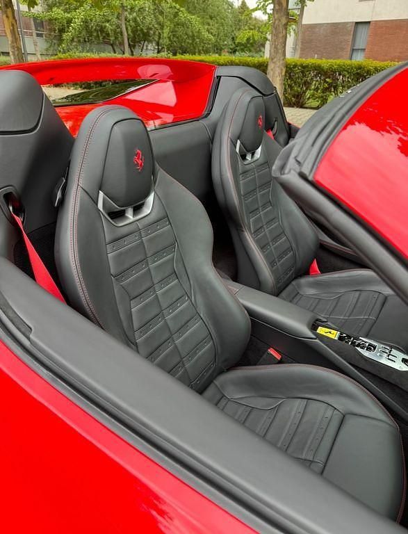 Second-hand Ferrari 296 829 CP (609 kW) 2024 Roșu Cabrio
