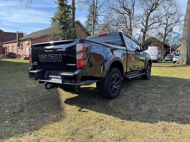 Neu Isuzu D-Max 163 PS (119 kW) 2025 Onyx black mica perleffekt Pickup