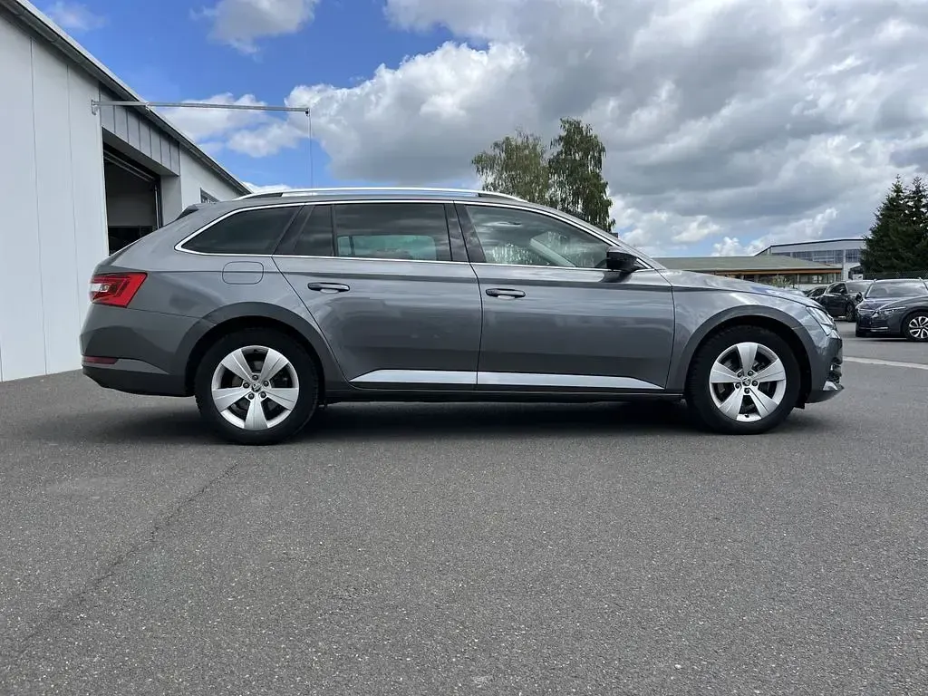 Gebraucht Skoda Superb Ambition 150 PS (110 kW) 2022 Graphite grau Kombi
