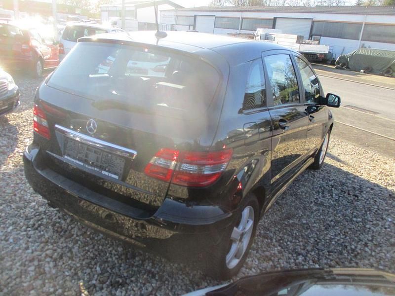 Gebraucht Mercedes B180 116 PS (85 kW) 2010 Schwarz Van / Kleinbus