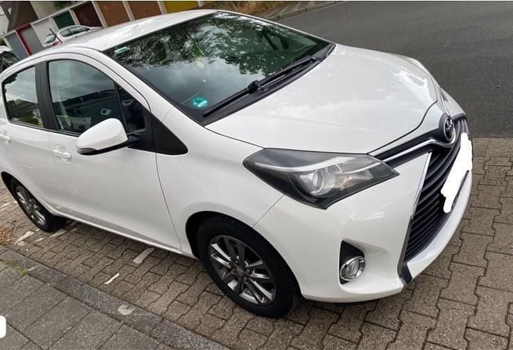 Weiß Gebraucht 2015 Toyota Yaris Kleinwagen | 7.299 € (Etwas zu teuer) - Bild 1/4