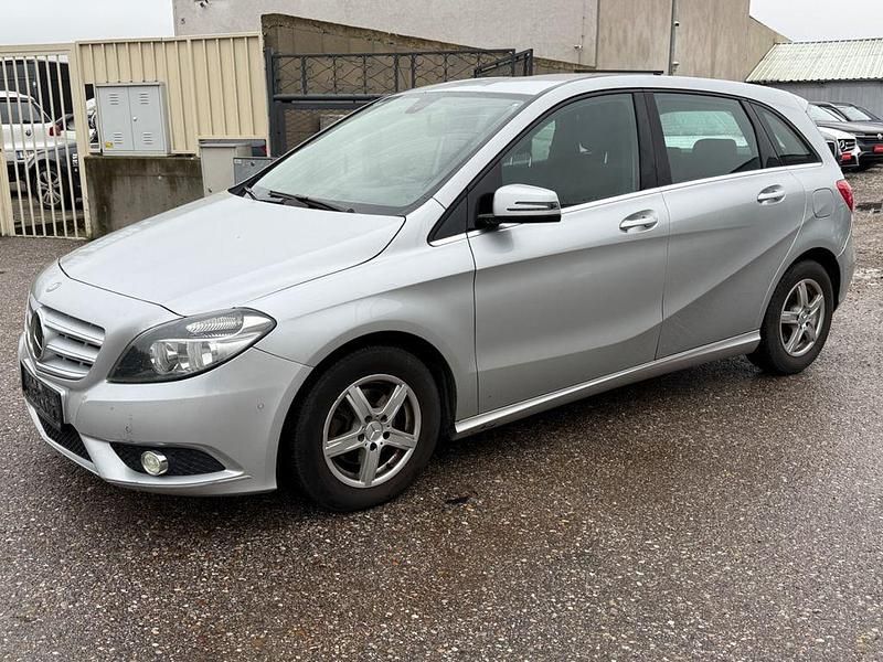 Gebraucht Mercedes B180 Edition 109 PS (80 kW) 2014 Silber Van / Kleinbus
