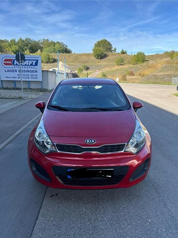 Rot Gebraucht 2014 Kia Rio 2 Limousine | 3.700 € (Superpreis) - Bild 1/4