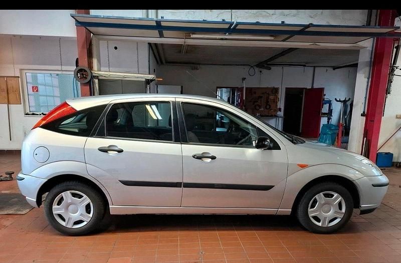 Gebraucht Ford Focus 100 PS (73 kW) 2003 Silber Kleinwagen