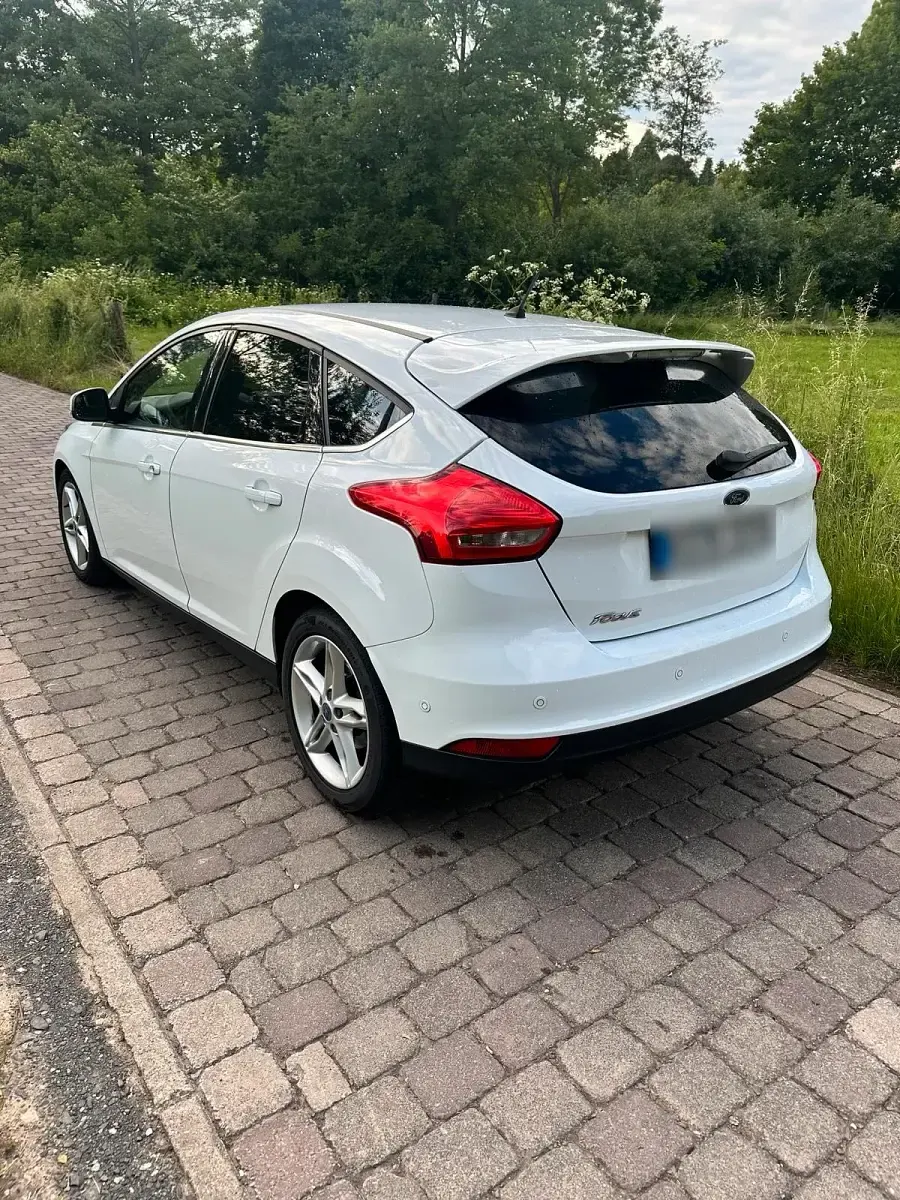 Gebraucht Ford Focus 115 PS (84 kW) 2015 Weiß Limousine