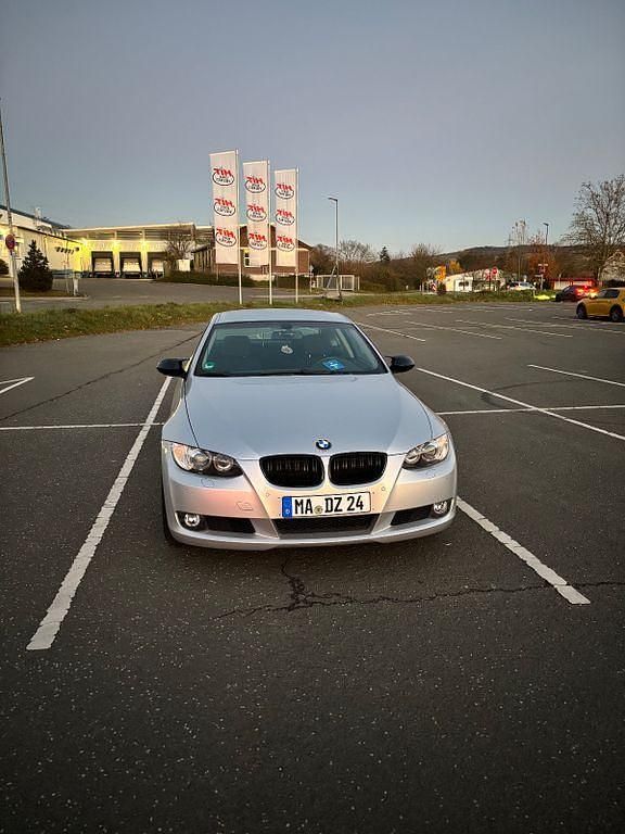 Silber Gebraucht 2007 BMW 320 Coupé | 10.999 € (Teuer) - Bild 1/4