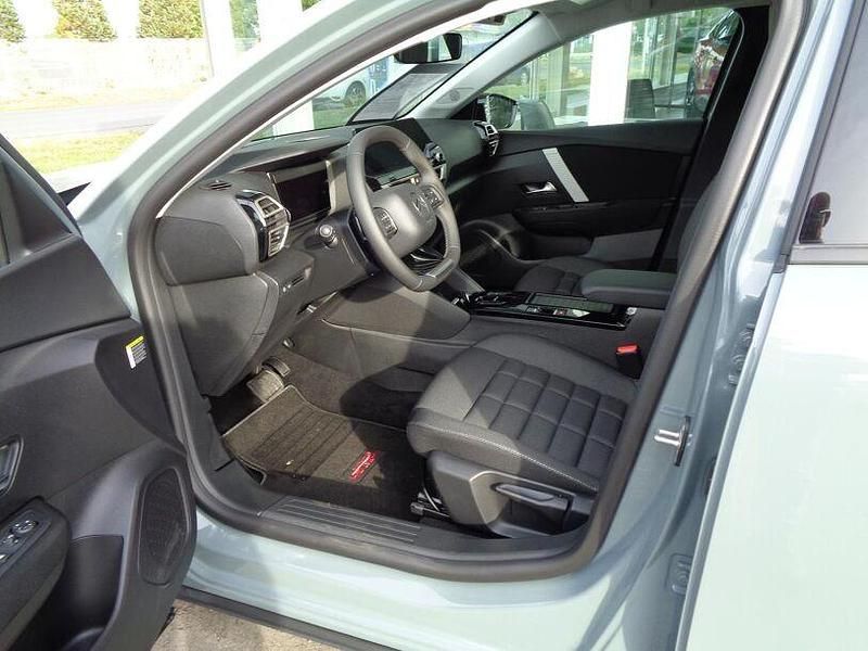 Neu Citroën C4 PureTech 131 PS (96 kW) 2025 Manhatten grün Limousine