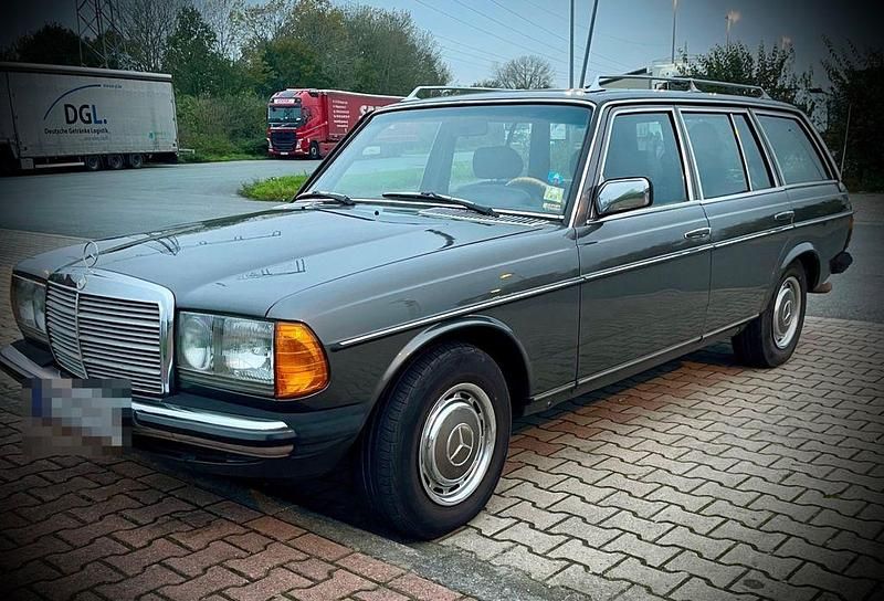 Grau Gebraucht 1983 Mercedes E280 Kombi | 12.900 € - Bild 1/4