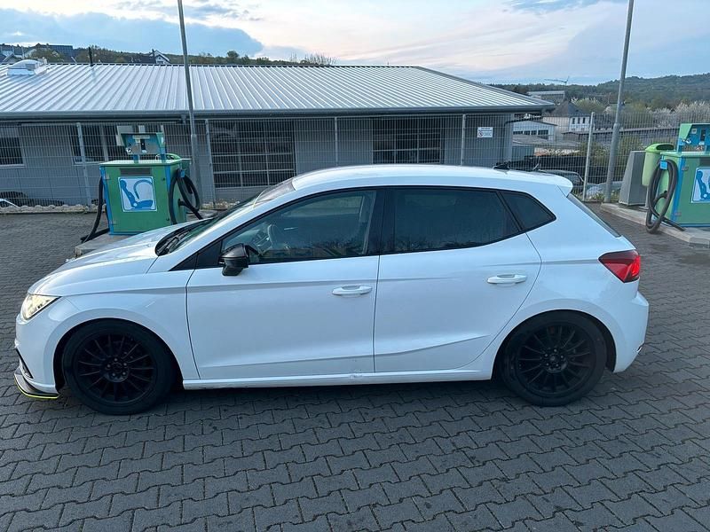 Weiß Gebraucht 2017 Seat Ibiza FR Kleinwagen | 8.200 € (Fairer Preis) - Bild 1/4