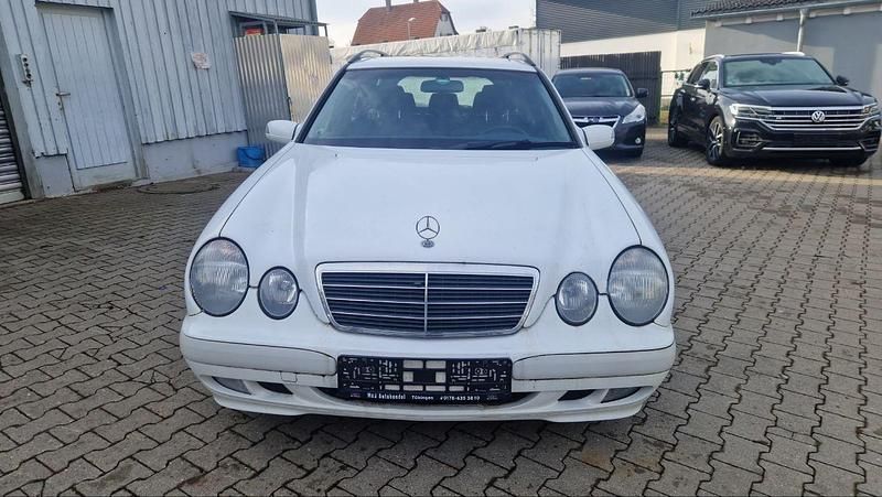 Weiß Gebraucht 2001 Mercedes E240 Classic Kombi | 2.599 € (Fairer Preis) - Bild 1/4