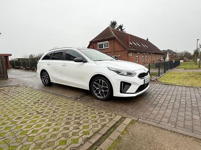 Weiß Gebraucht 2020 Kia Ceed Sportswagon GT-Line Kombi | 15.990 € (Etwas zu teuer) - Bild 1/4