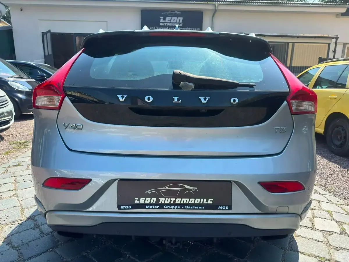 Gebraucht Volvo V40 Momentum 150 PS (110 kW) 2012 Silber Kleinwagen