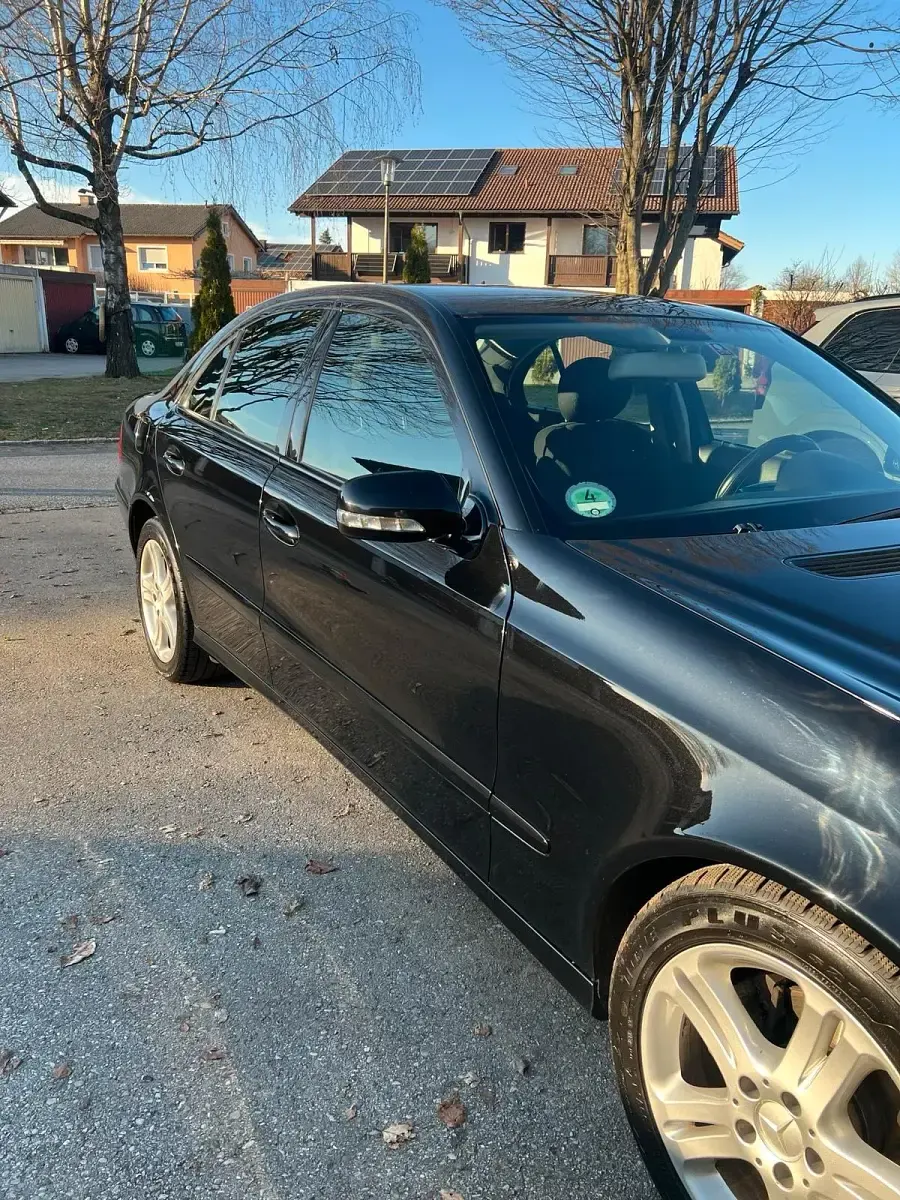 Second-hand Mercedes E220 170 CP (125 kW) 2006 Negru Berlinǎ