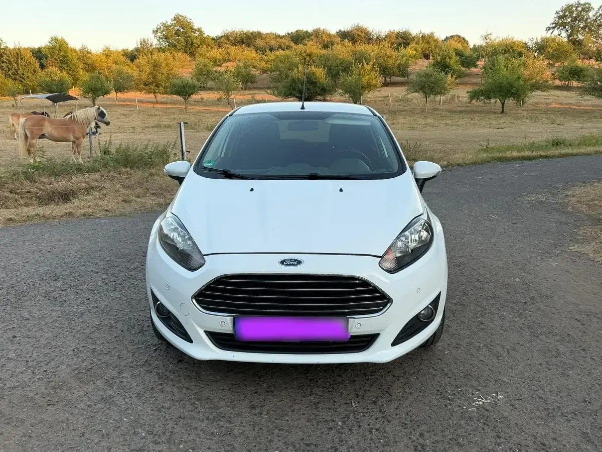 Gebraucht Ford Fiesta 80 PS (58 kW) 2013 Weiß Kleinwagen