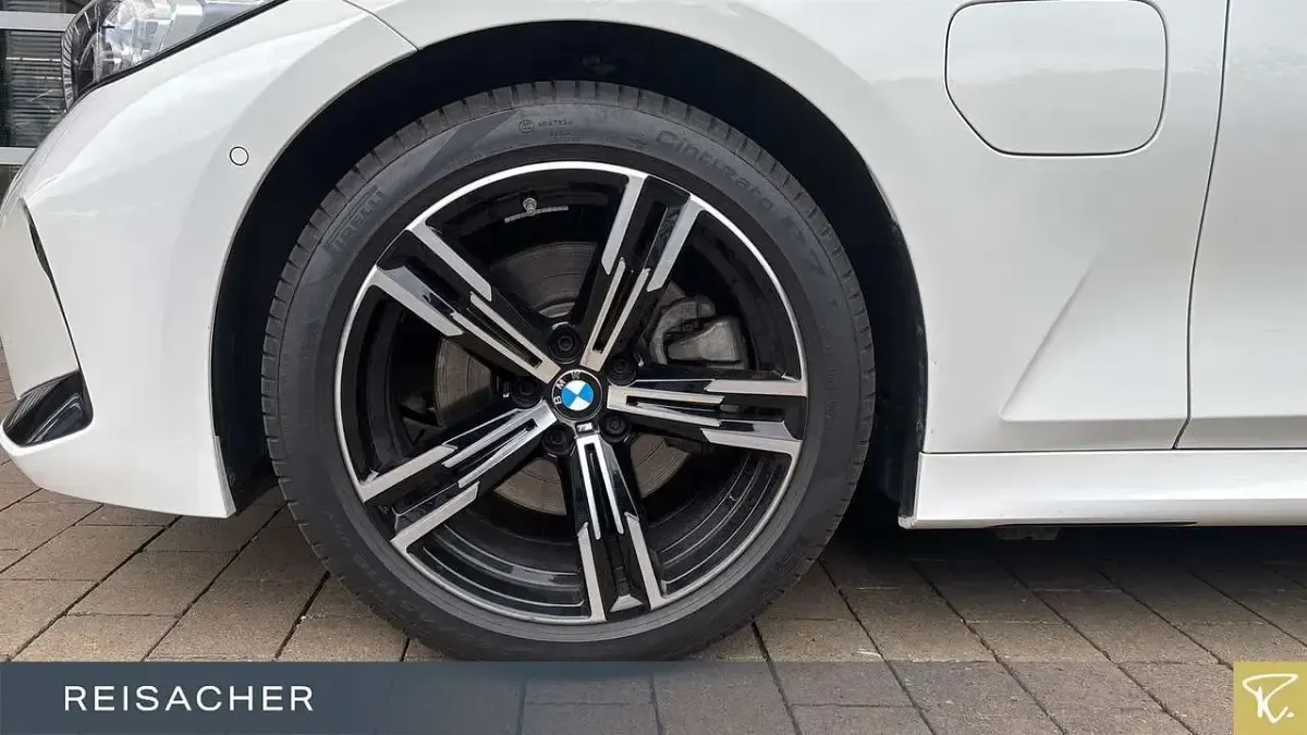 Gebraucht BMW 330e Comfort Edition 292 PS (214 kW) 2025 Alpinweiß uni Limousine