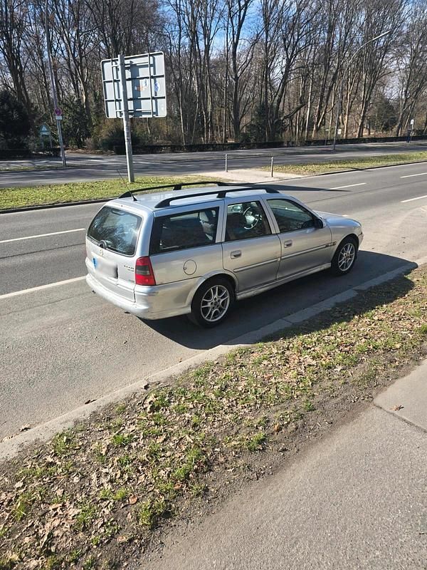 Gebraucht Opel Vectra Edition 115 PS (84 kW) 2001 Silber Kombi