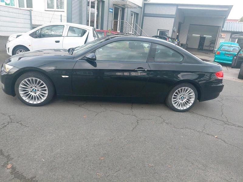 Gebraucht BMW 320 170 PS (125 kW) 2008 Schwarz Coupé