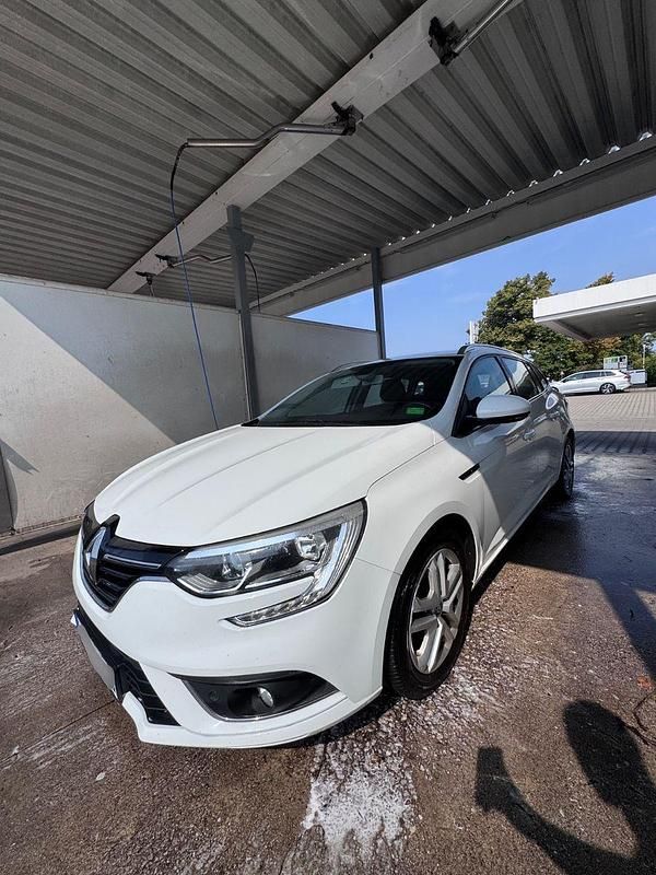 Weiß Gebraucht 2017 Renault Mégane GrandTour Intens Kombi | 8.000 € (Etwas zu teuer) - Bild 1/4