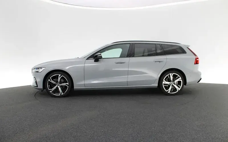 Używany Volvo V60 Plus 197 KM (144 kW) 2024 Szary Kombi