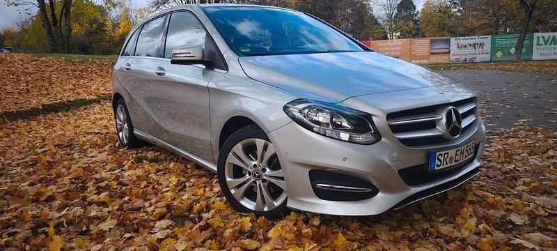 Gebraucht Mercedes B180 Style 122 PS (89 kW) 2017 Silber Van / Kleinbus