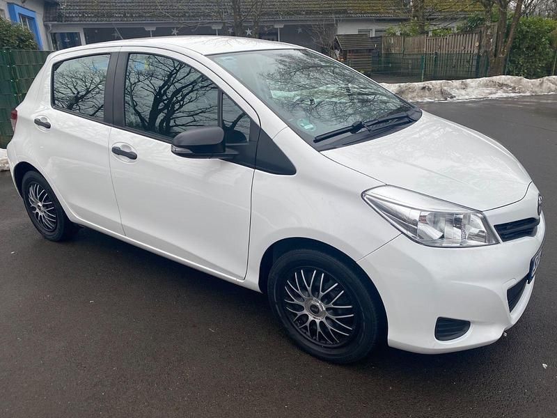 Gebraucht Toyota Yaris Cool 69 PS (50 kW) 2013 Weiß Kleinwagen