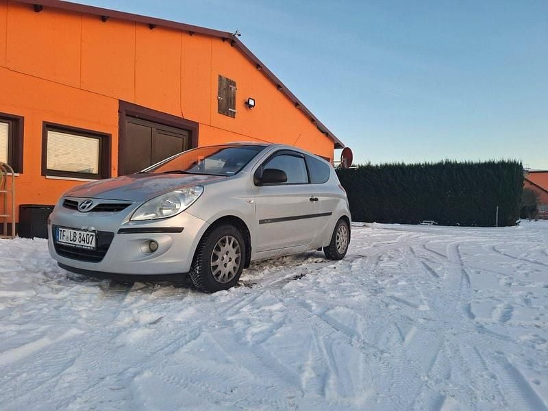 Silber Gebraucht 2011 Hyundai i20 Intro Edition Kleinwagen | 3.799 € (Guter Preis) - Bild 1/4