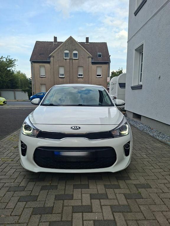 Weiß Gebraucht 2020 Kia Rio DREAM-TEAM Edition Limousine | 11.990 € (Guter Preis) - Bild 1/4