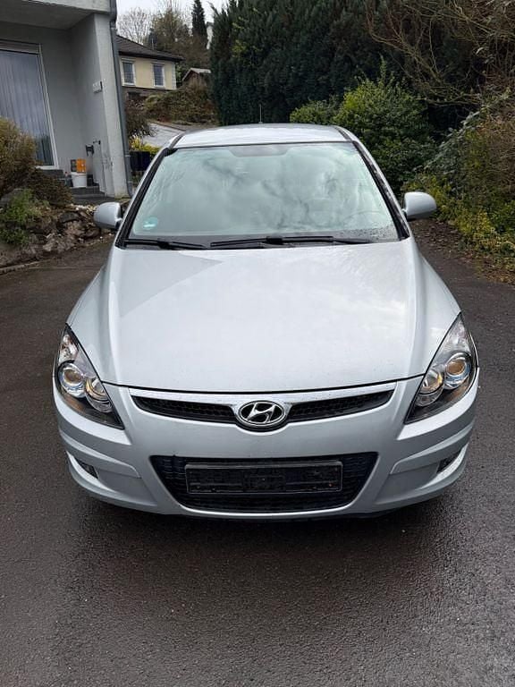 Gebraucht Hyundai i30 Comfort 109 PS (80 kW) 2009 Silber Limousine