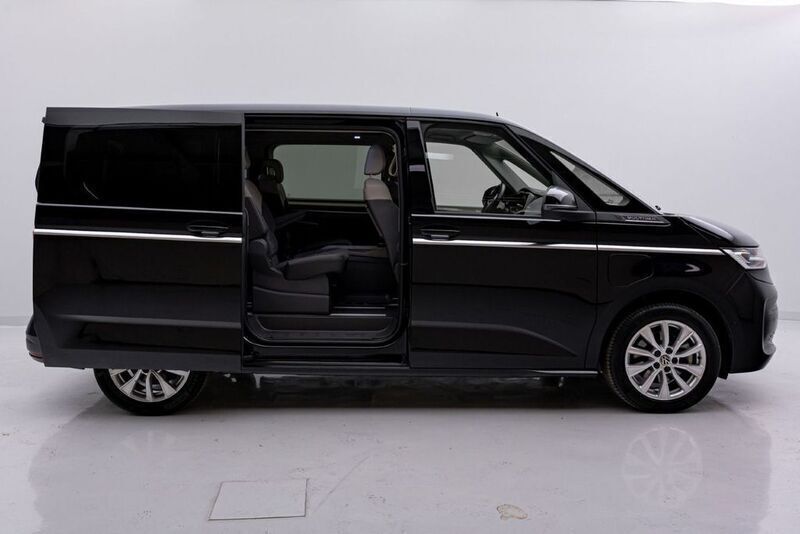 Gebraucht VW T7 Style 150 PS (110 kW) 2023 Deep black perleffekt Van