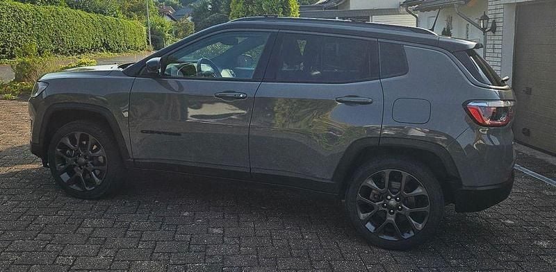 Grau Gebraucht 2021 Jeep Compass SUV | 23.999 € - Bild 1/4