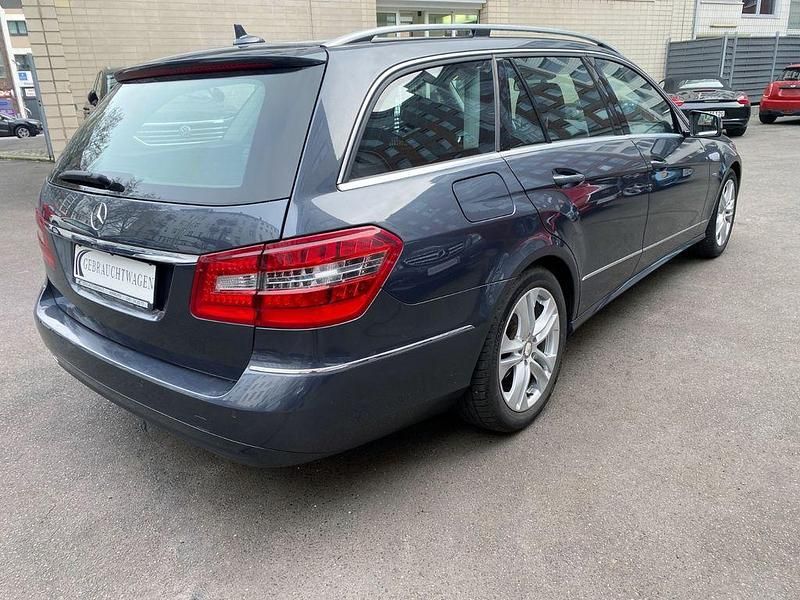 Second-hand Mercedes E200 184 CP (135 kW) 2011 Gri Berlinǎ