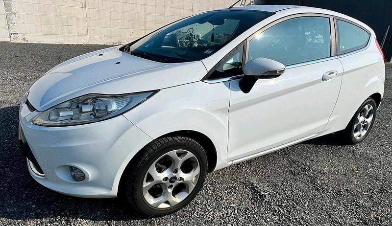 Gebraucht Ford Fiesta 82 PS (60 kW) 2010 Weiß Kleinwagen