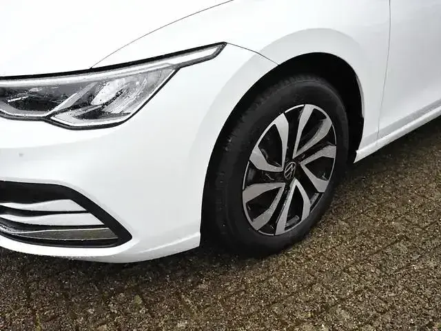 Używany VW Golf VIII Active 150 KM (110 kW) 2022 Biały Kombi