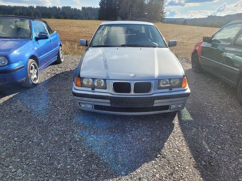 Silber Gebraucht 1997 BMW 318 Limousine | 2.000 € (Superpreis) - Bild 1/4