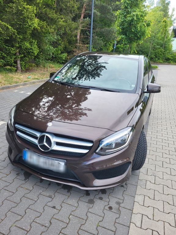 Braun Gebraucht 2015 Mercedes B200 AMG line Van / Kleinbus | 13.900 € (Guter Preis) - Bild 1/4