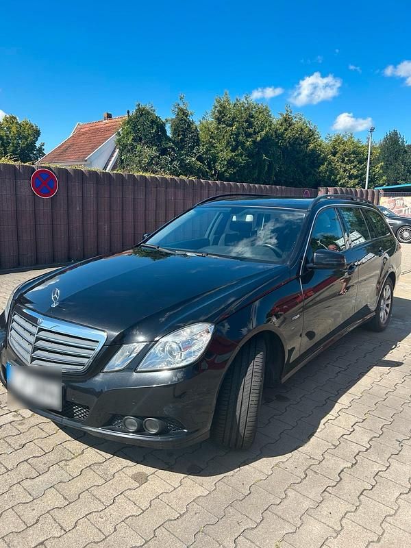 Schwarz Gebraucht 2011 Mercedes E220 Kombi | 7.349 € (Teuer) - Bild 1/4