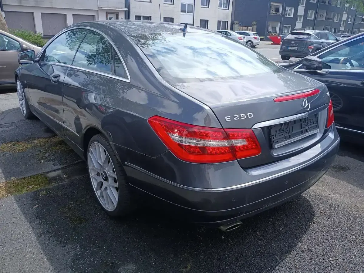 Usata Mercedes E250 Elegance 204 CV (150 kW) 2011 Blu Coupé