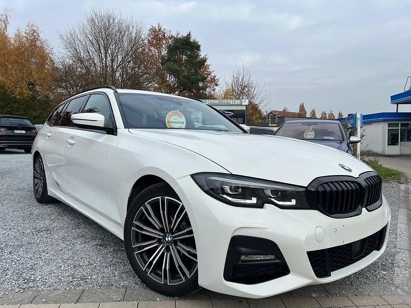 Weiß Gebraucht 2020 BMW 320 M Sport Kombi | 22.990 € (Fairer Preis) - Bild 1/4