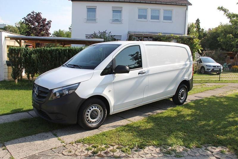 Weiß Gebraucht 2021 Mercedes Vito Van / Kleinbus | 15.696 € (Superpreis) - Bild 1/4