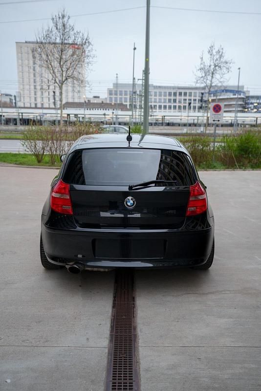 Gebraucht BMW 116 122 PS (89 kW) 2010 Schwarz Kleinwagen