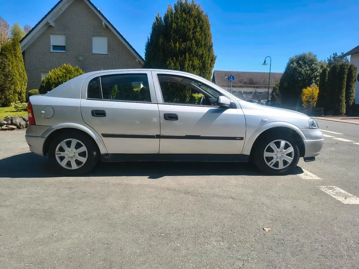 Gebraucht Opel Astra 75 PS (55 kW) 1999 Silber Limousine