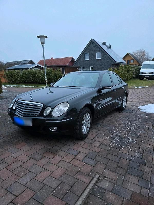 Second-hand Mercedes E200 184 CP (135 kW) 2006 Negru Berlinǎ