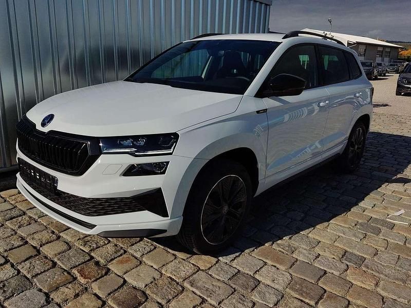 Moonweiß perleffekt Neu 2025 Skoda Karoq SportLine SUV | 39.890 € (Guter Preis) - Bild 1/4