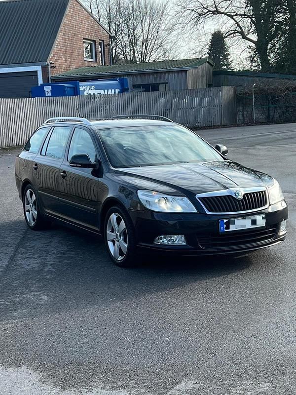 Schwarz Gebraucht 2012 Skoda Octavia Limousine | 5.900 € (Superpreis) - Bild 1/4