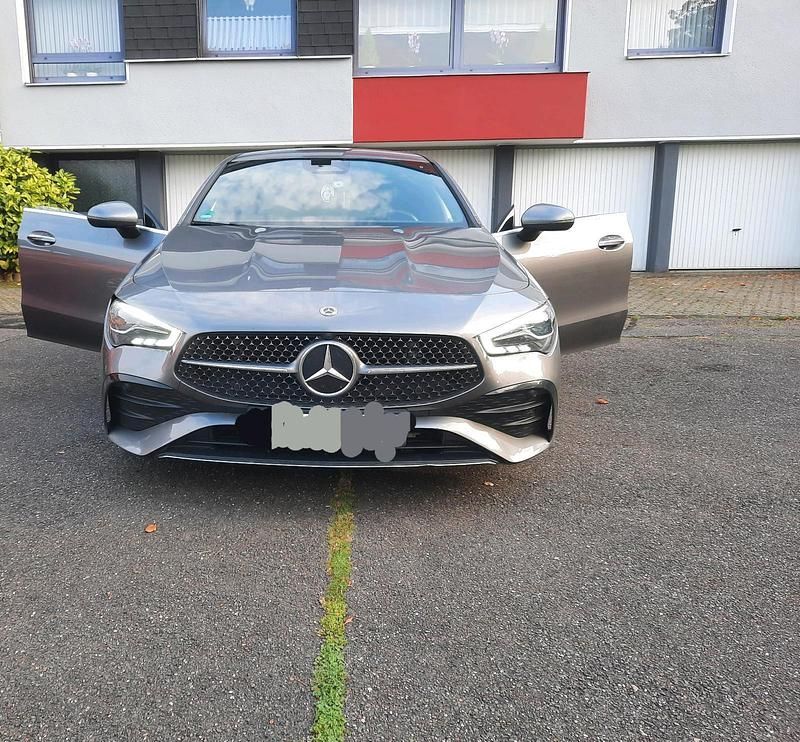 Grau Gebraucht 2024 Mercedes CLA220 AMG line Limousine | 29.999 € (Superpreis) - Bild 1/4