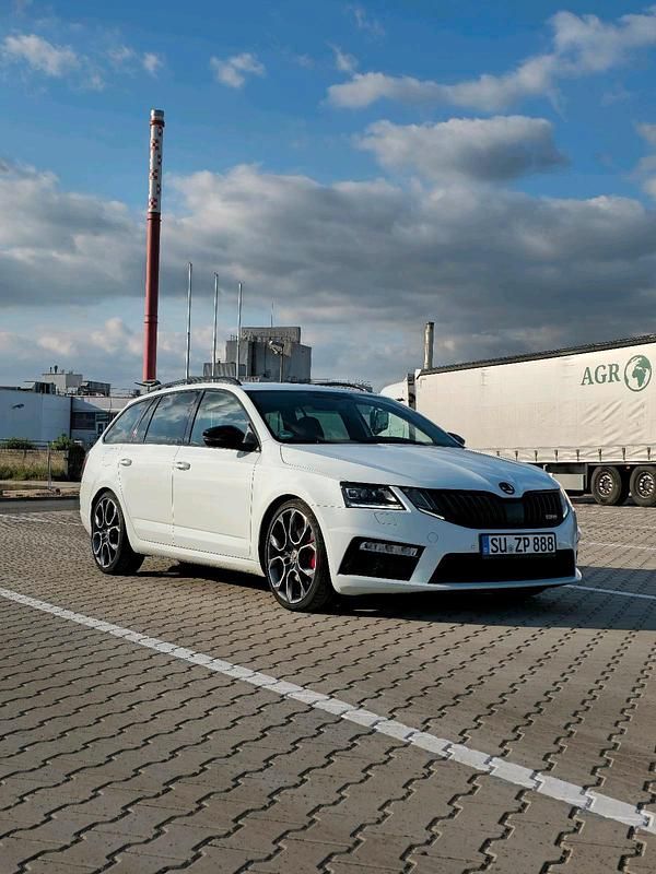 Weiß Gebraucht 2017 Skoda Octavia RS Kombi | 17.000 € (Fairer Preis) - Bild 1/4
