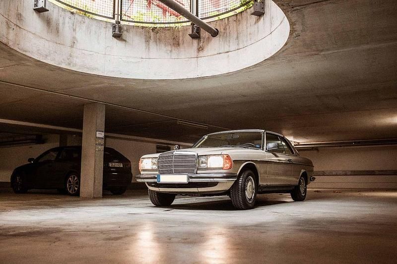 Gebraucht Mercedes 230 136 PS (100 kW) 1981 Beige Coupé