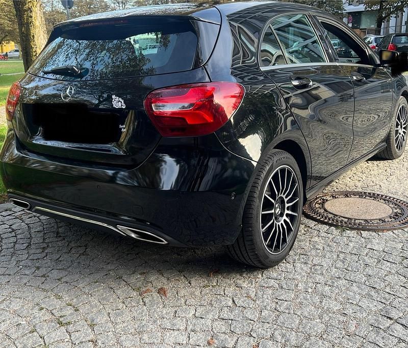 Gebraucht Mercedes A180 122 PS (89 kW) 2016 Schwarz Kleinwagen