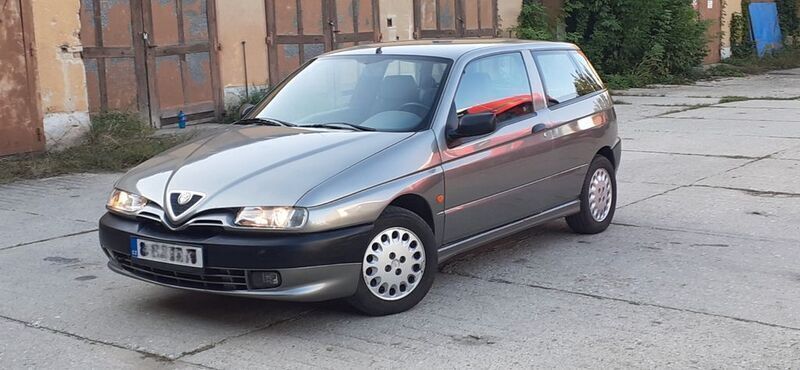 Grau Gebraucht 1995 Alfa Romeo 145 Kleinwagen | 2.400 € - Bild 1/4
